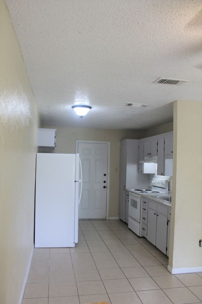 Building Photo - Small space...BIG style!