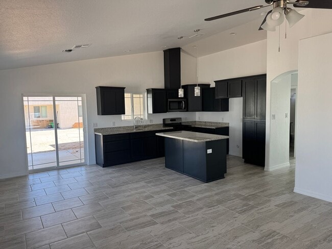 Foto del edificio - Brand New 3 bedroom home with 2 car garage...