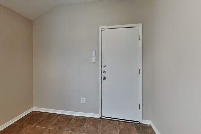 Building Photo - 9829 Hyacinth Way