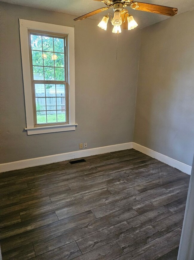 Building Photo - 2 bed house