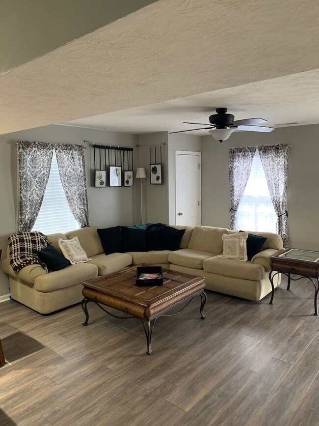 Building Photo - Gorgeous 2 Story, 3 bd/2.5 ba Townhome With Ample Space