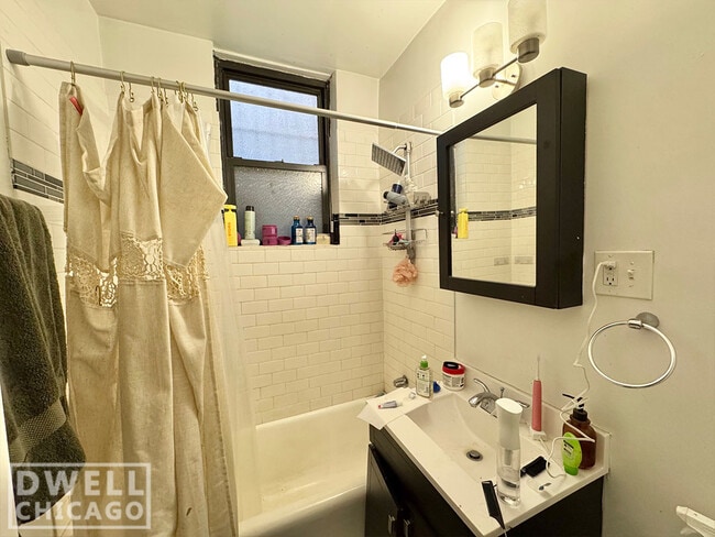 Foto del edificio - 3346 N Marshfield Ave