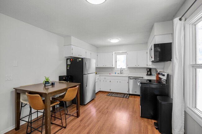 Foto del edificio - 2715 Kirkwood Ln N