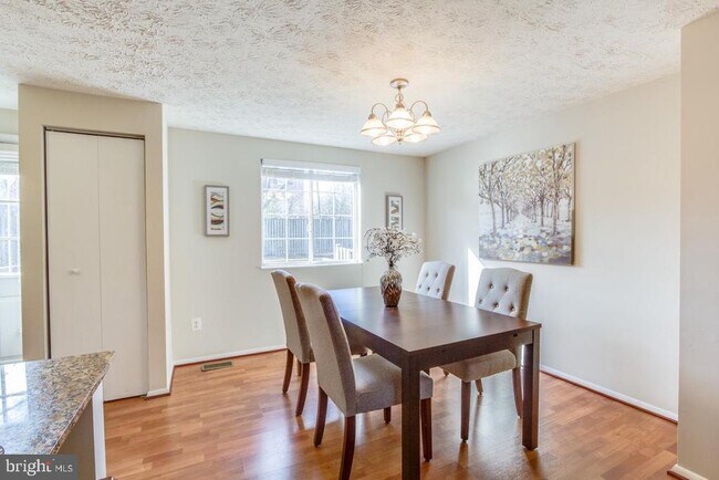 Foto del edificio - 8035 Tyson Oaks Cir