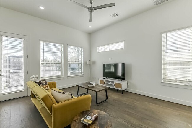 Building Photo - 308 Queen Sude Ln