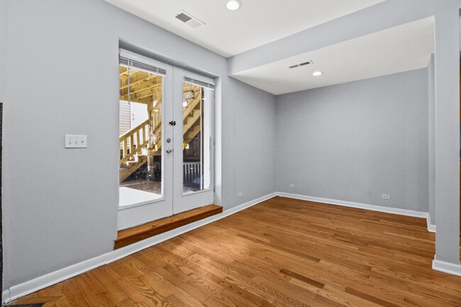 Building Photo - 2118 N Hoyne Ave