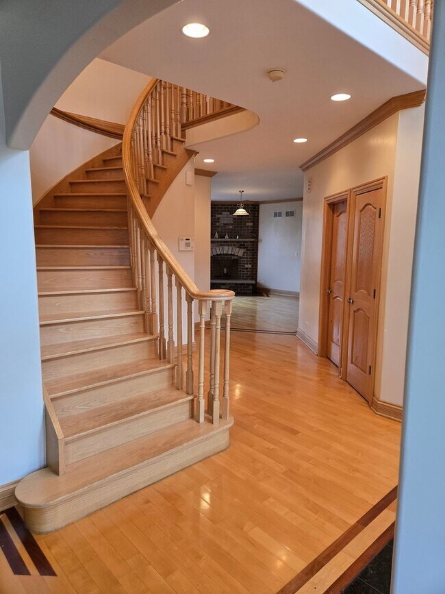 Foto del edificio - Spacious 5 Bedroom 3.5 Bathroom House in B...