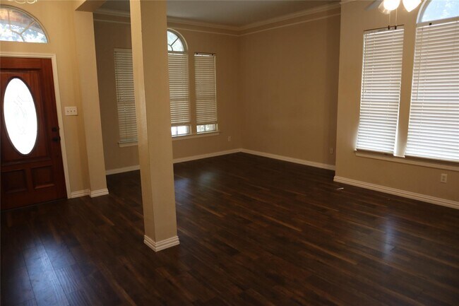 Building Photo - 1505 River Hill Dr