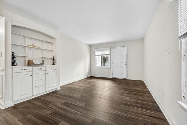 Building Photo - 7040 Longstreet Dr