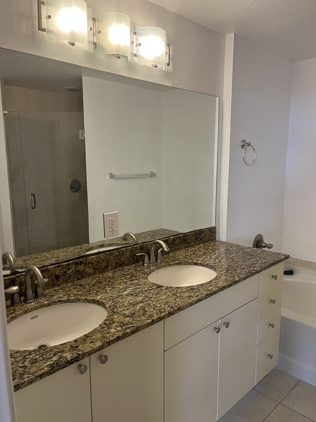 Suite principal con baño - 1830 Radius Dr