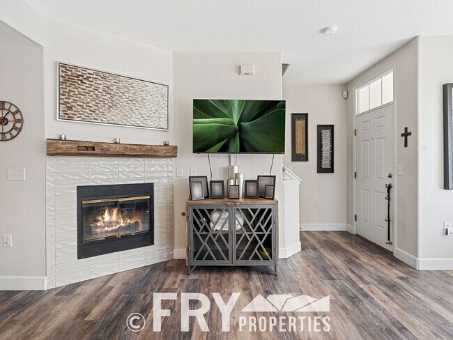 Building Photo - Beautiful Townhome in a Great Location