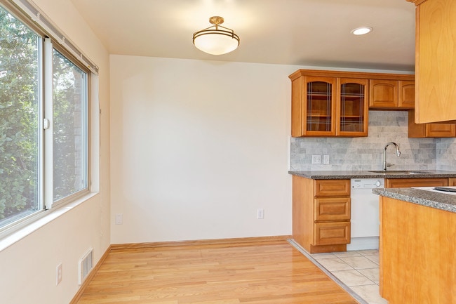 Building Photo - 1515 6th Ave W
