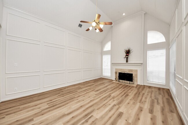 Building Photo - 4418 Bermuda Dr