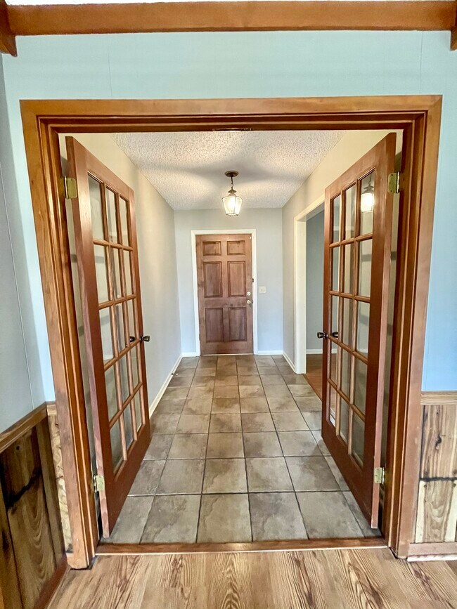 Building Photo - 2403 Englewood Dr