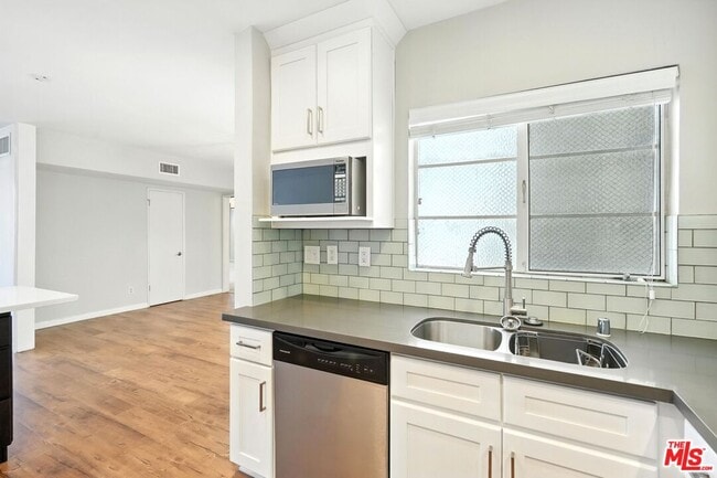 Building Photo - 15248 Dickens St