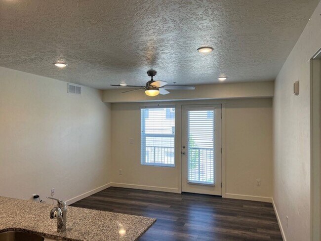 Building Photo - Lovely 2-Bed Apartment in The Brickyard in...