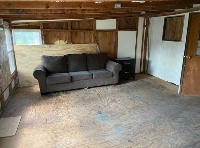 Building Photo - Indian Hills! - $290 Month / 500 Down