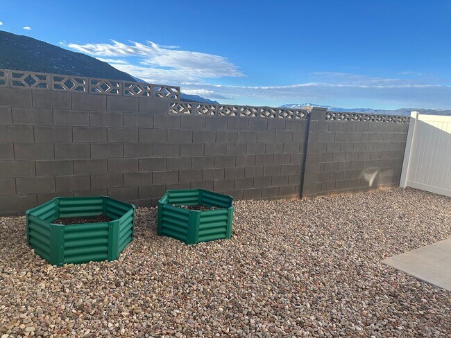 Foto del edificio - Three Bedroom Available