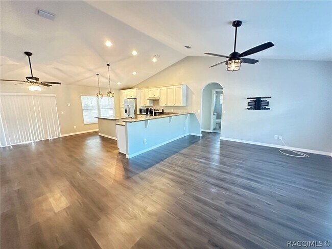 Foto del edificio - 5825 N Larkspur Way