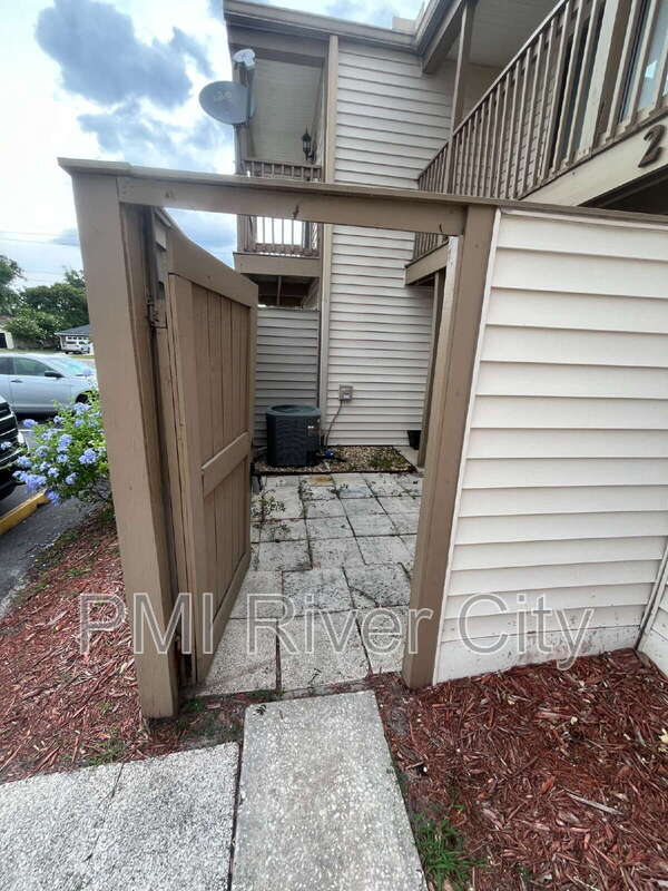 Foto del edificio - 2300 Twelve Oaks Dr