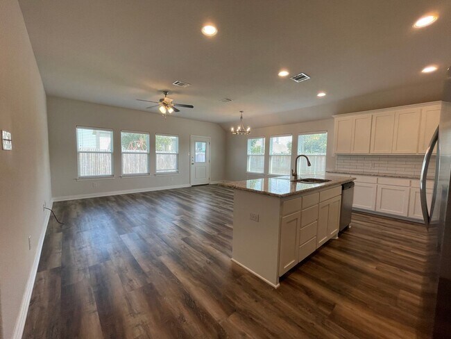 Building Photo - COMING SOON - 3 BEDROOM 2 BATH DUPLEX IN CLEBURNE