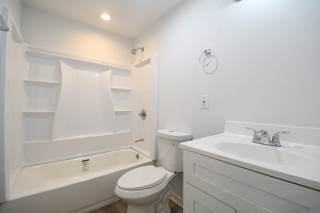 Building Photo - 822 N Van Buren St