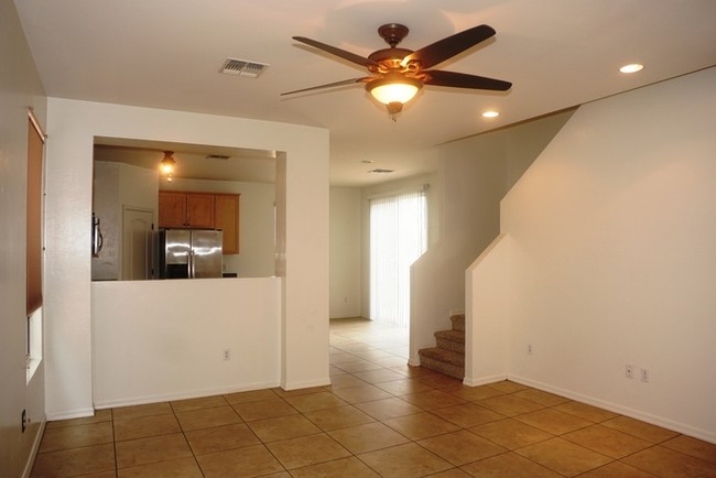 Building Photo - 1043 S Pantano Overlook Dr