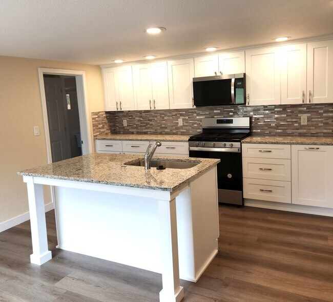 Foto del edificio - 4 BEDROOM, 3 BATH ON A FABULOUS RANCH IN W...