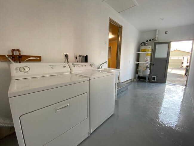 Building Photo - 563 Menker Ave