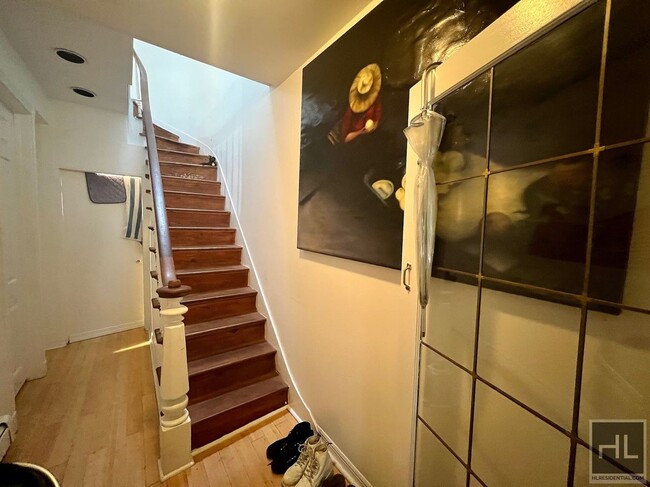 Building Photo - Top Floor Townhouse w/ Shared Backyard, Fi...