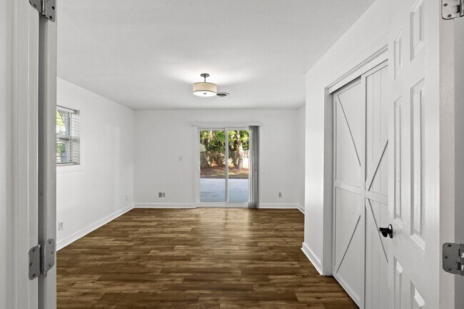 Foto del edificio - 3 Bedroom Home in Wilmington with a fenced yard and garage!