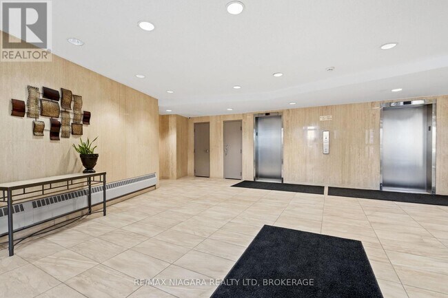 Photo du bâtiment - 35 Towering Heights Blvd