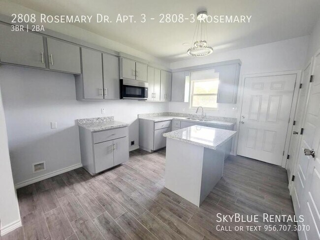 Foto del edificio - 2808 Rosemary Dr