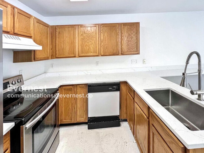 Building Photo - 502 W 114th Way