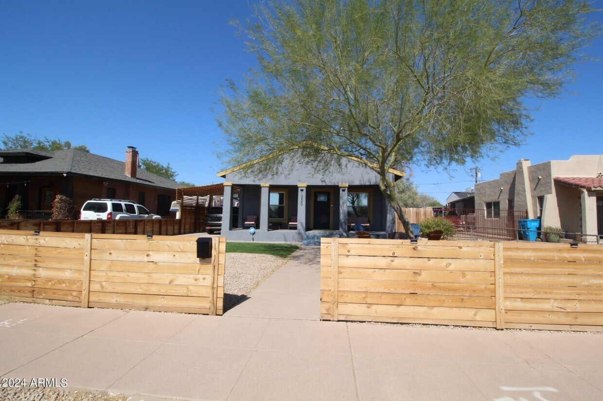 Primary Photo - 1330 E Pierce St