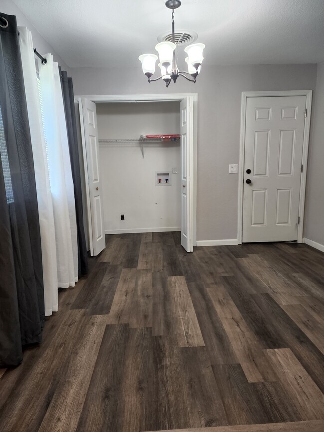 Dining room/laundry - 3324 Arlington St