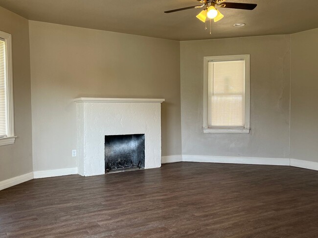 Building Photo - 2 Bedroom Home Located In Tech Terrace!