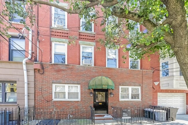 Building Photo - 523 Adams St