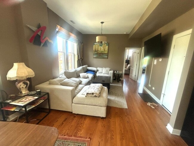 Building Photo - Spacious, Updated 2bd/1bth, Wicker Park, Avail 9/1