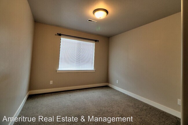 Foto del edificio - 3 br, 2.5 bath House - 598 N. 220 E.