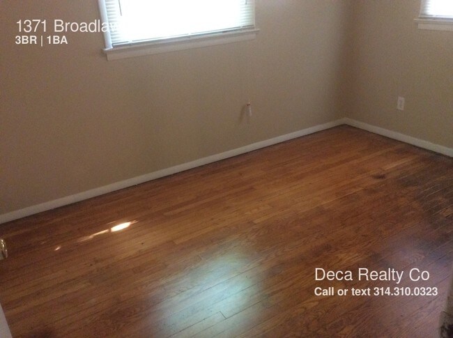 Building Photo - 1371 Broadlawns Ln
