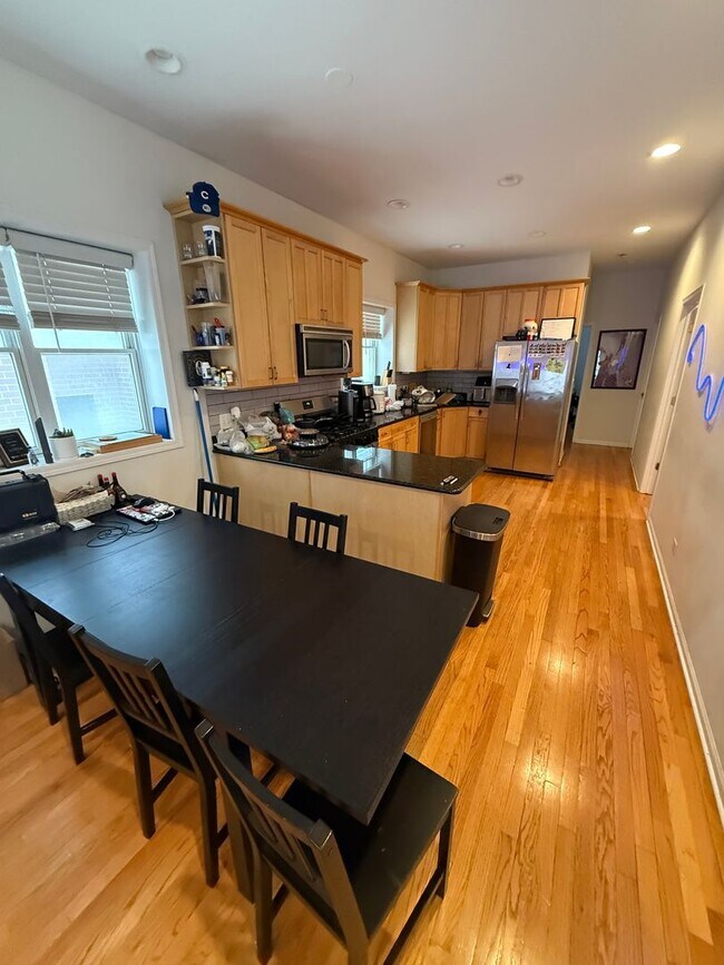 Foto del edificio - 1119 W Addison St