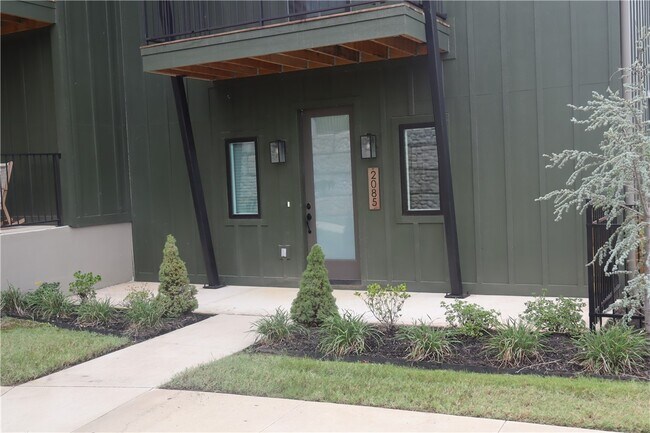 Building Photo - 2085 E Roe Ter