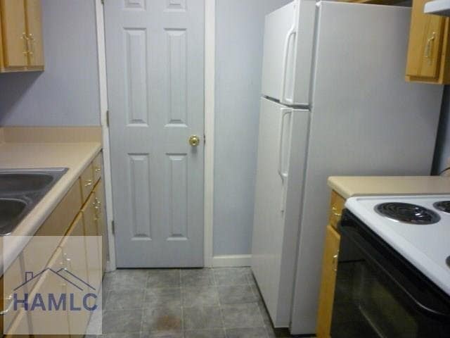 Building Photo - 132 Rolland St