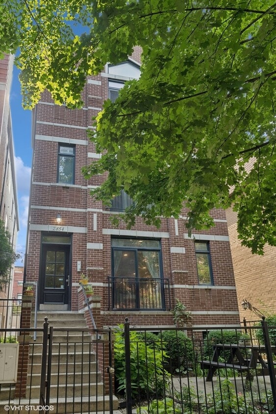 Primary Photo - 2854 N Burling St