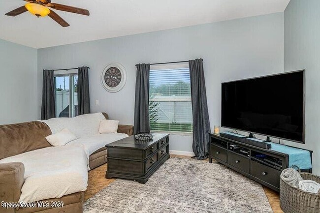 Building Photo - 2545 Revolution St