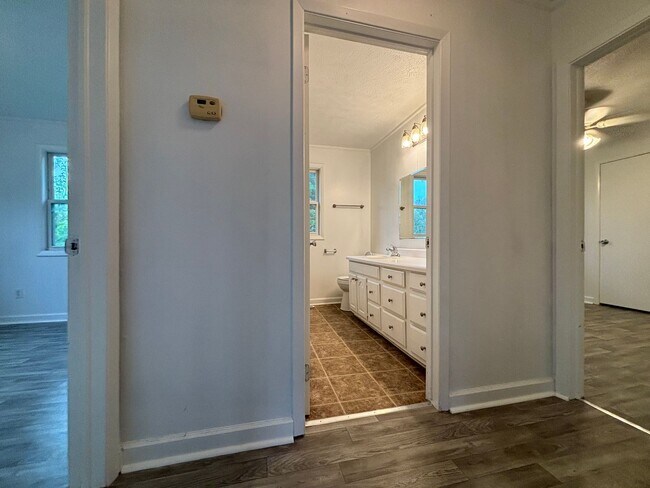 Foto del edificio - Available Now 2 bedroom 1 bathroom with 2 car garage