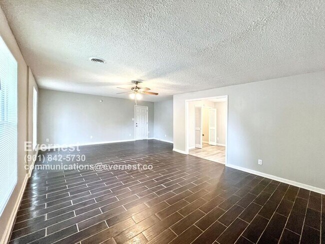 Building Photo - 3210 Briarwood Dr