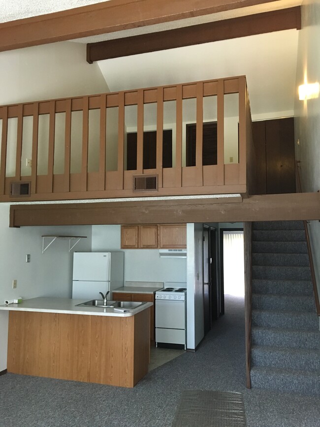 Building Photo - 803 Village Dr