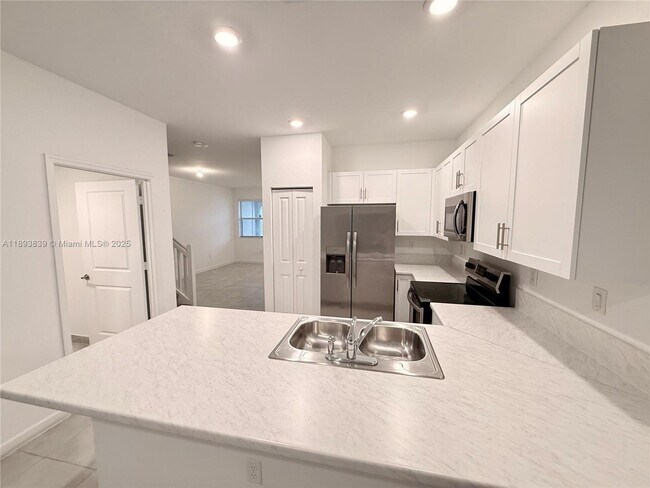 Foto del edificio - 2620 SE 11th Ct